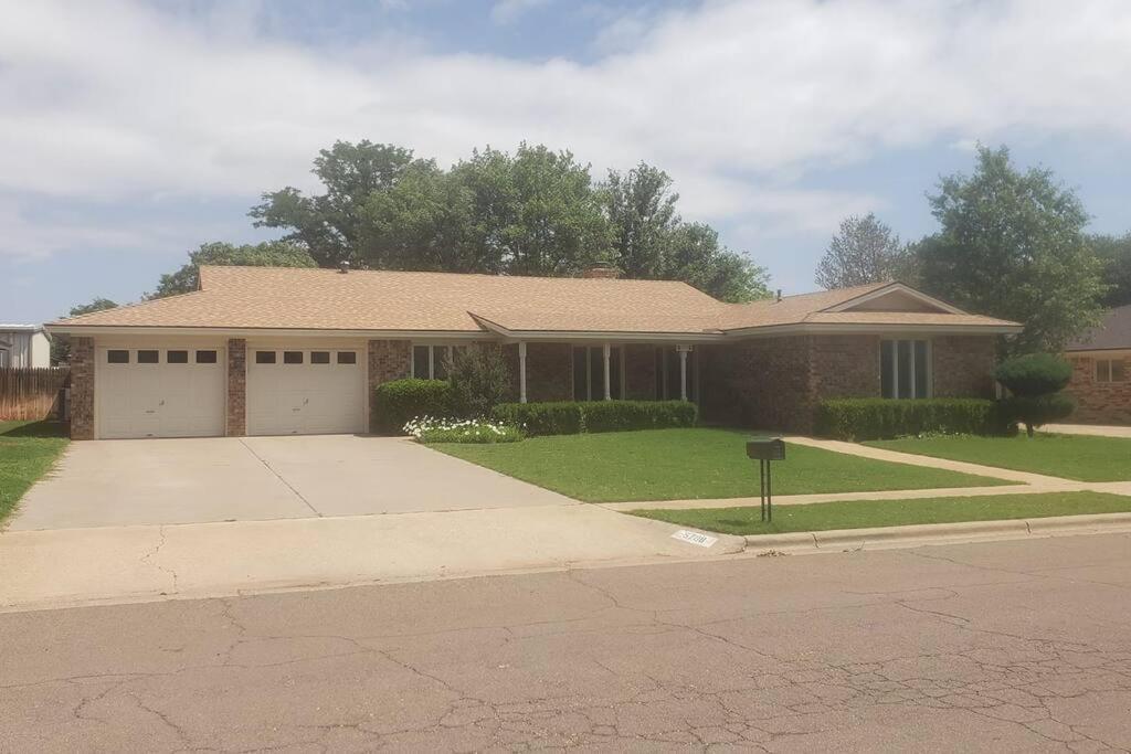 Hot Tub, Privacy, Sleeps 11 & Tons Of Space! Lubbock Dış mekan fotoğraf