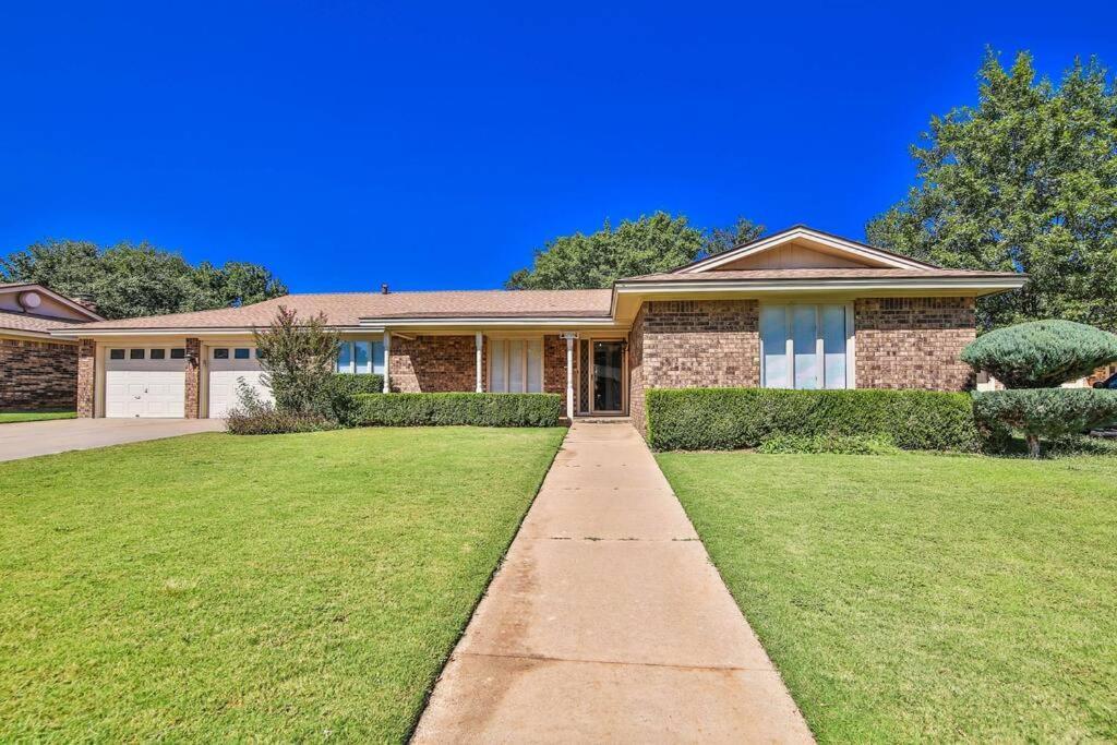 Hot Tub, Privacy, Sleeps 11 & Tons Of Space! Lubbock Dış mekan fotoğraf