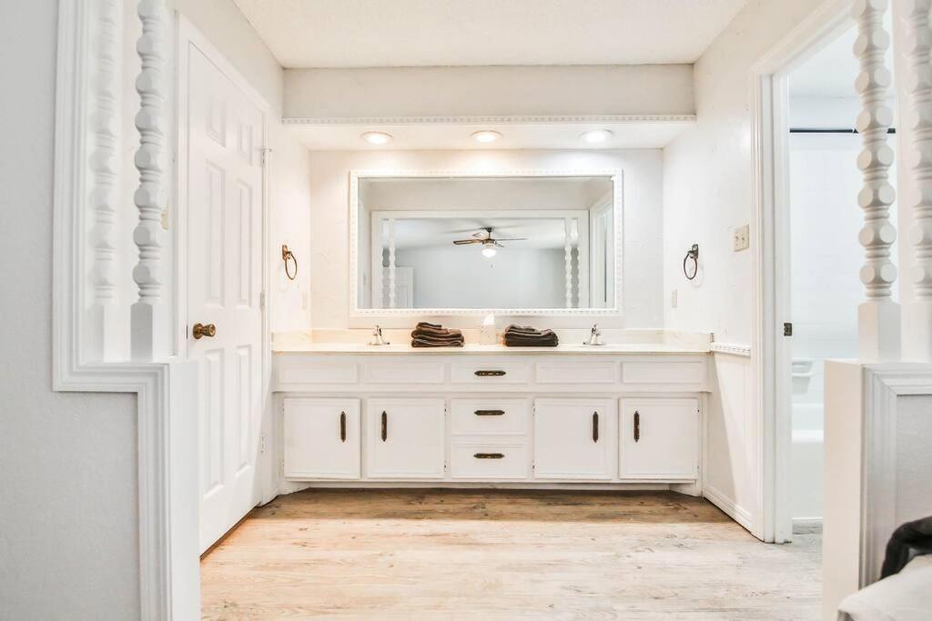 Hot Tub, Privacy, Sleeps 11 & Tons Of Space! Lubbock Dış mekan fotoğraf