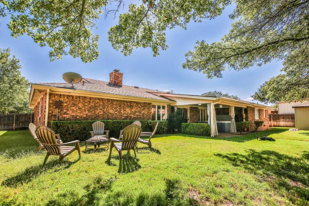 Hot Tub, Privacy, Sleeps 11 & Tons Of Space! Lubbock Dış mekan fotoğraf