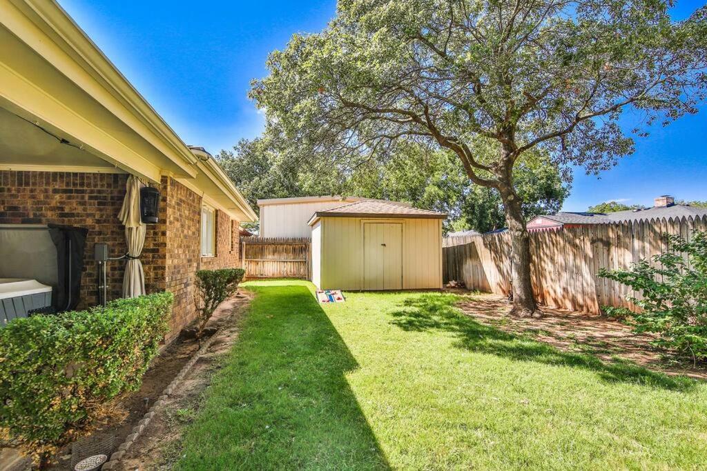 Hot Tub, Privacy, Sleeps 11 & Tons Of Space! Lubbock Dış mekan fotoğraf