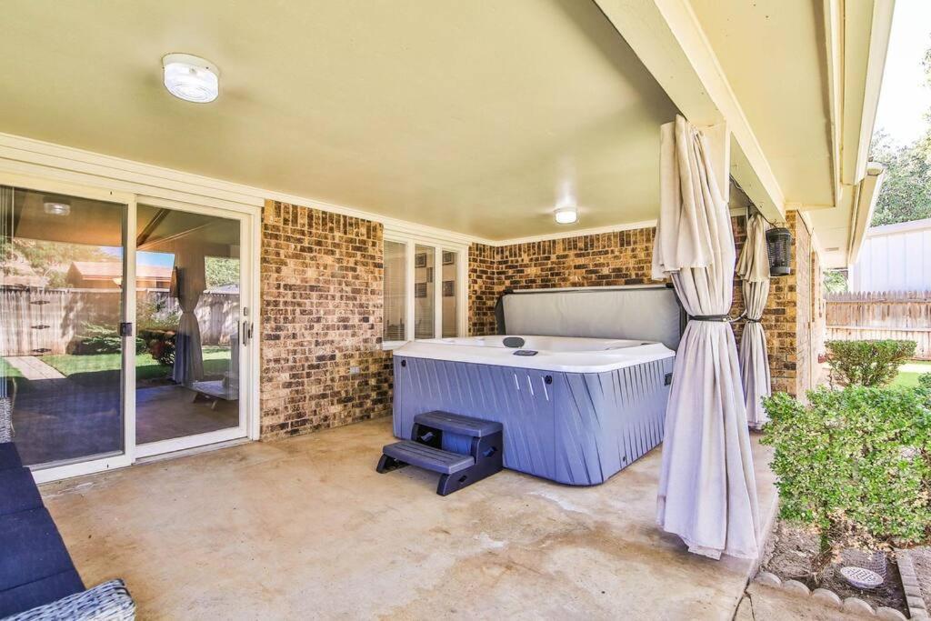 Hot Tub, Privacy, Sleeps 11 & Tons Of Space! Lubbock Dış mekan fotoğraf