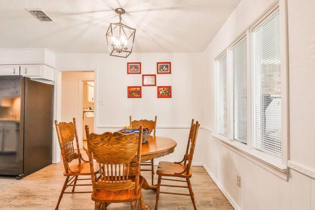 Hot Tub, Privacy, Sleeps 11 & Tons Of Space! Lubbock Dış mekan fotoğraf